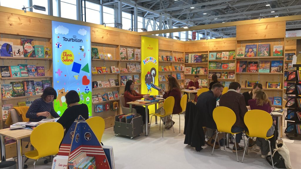 Inmitten von bunten Büchern wird gehandelt und diskutiert. Es gilt, neue Stoffe oder Spiele zu finden, die Kinder wirklich begeistern. (Foto: Nadine Jansen)