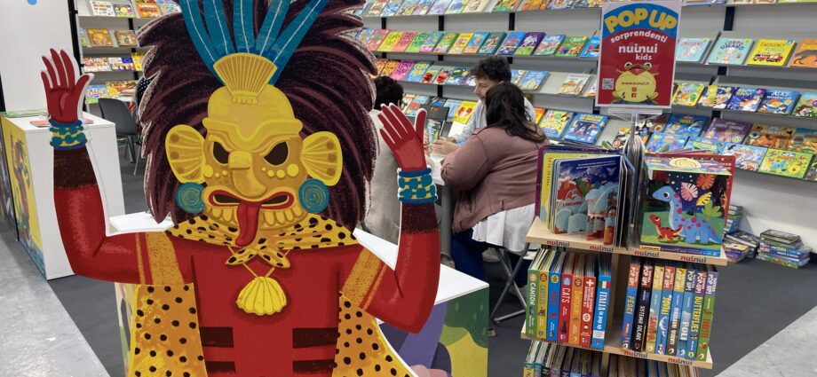 Allerlei skurrile Figuren gibt es auf der Kinder- und Jugendbuchmesse in Bologna zu sehen. (Foto: Nadine Jansen)