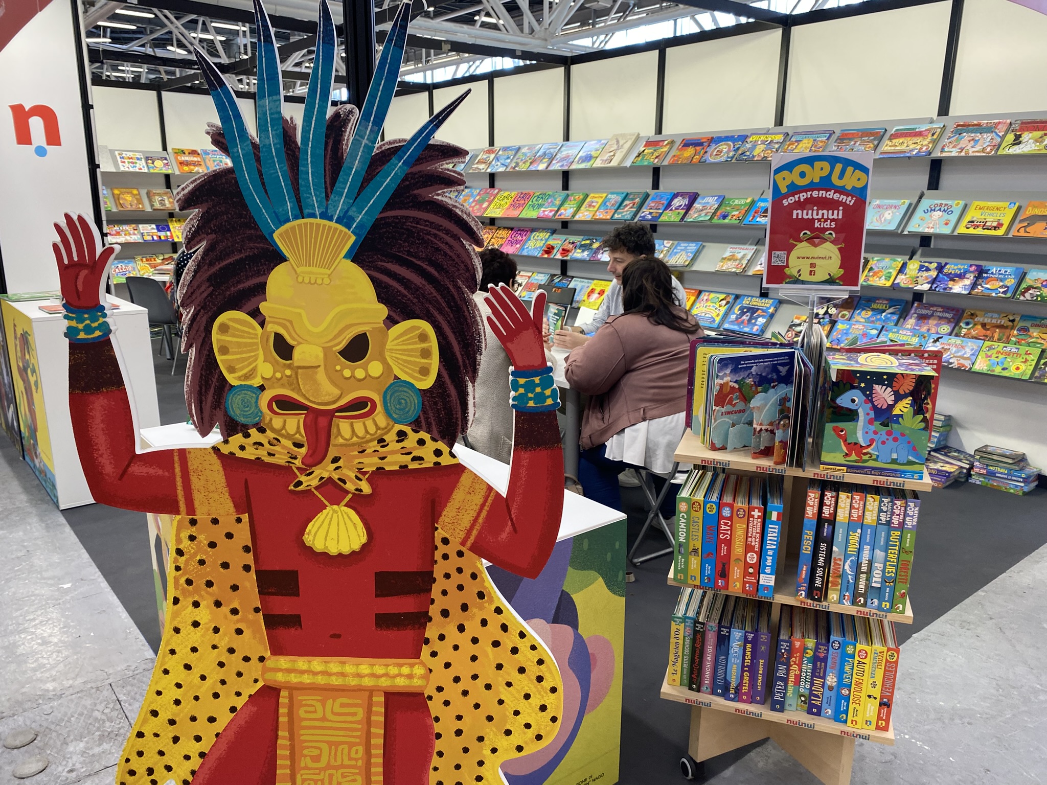 Allerlei skurrile Figuren gibt es auf der Kinder- und Jugendbuchmesse in Bologna zu sehen. (Foto: Nadine Jansen)